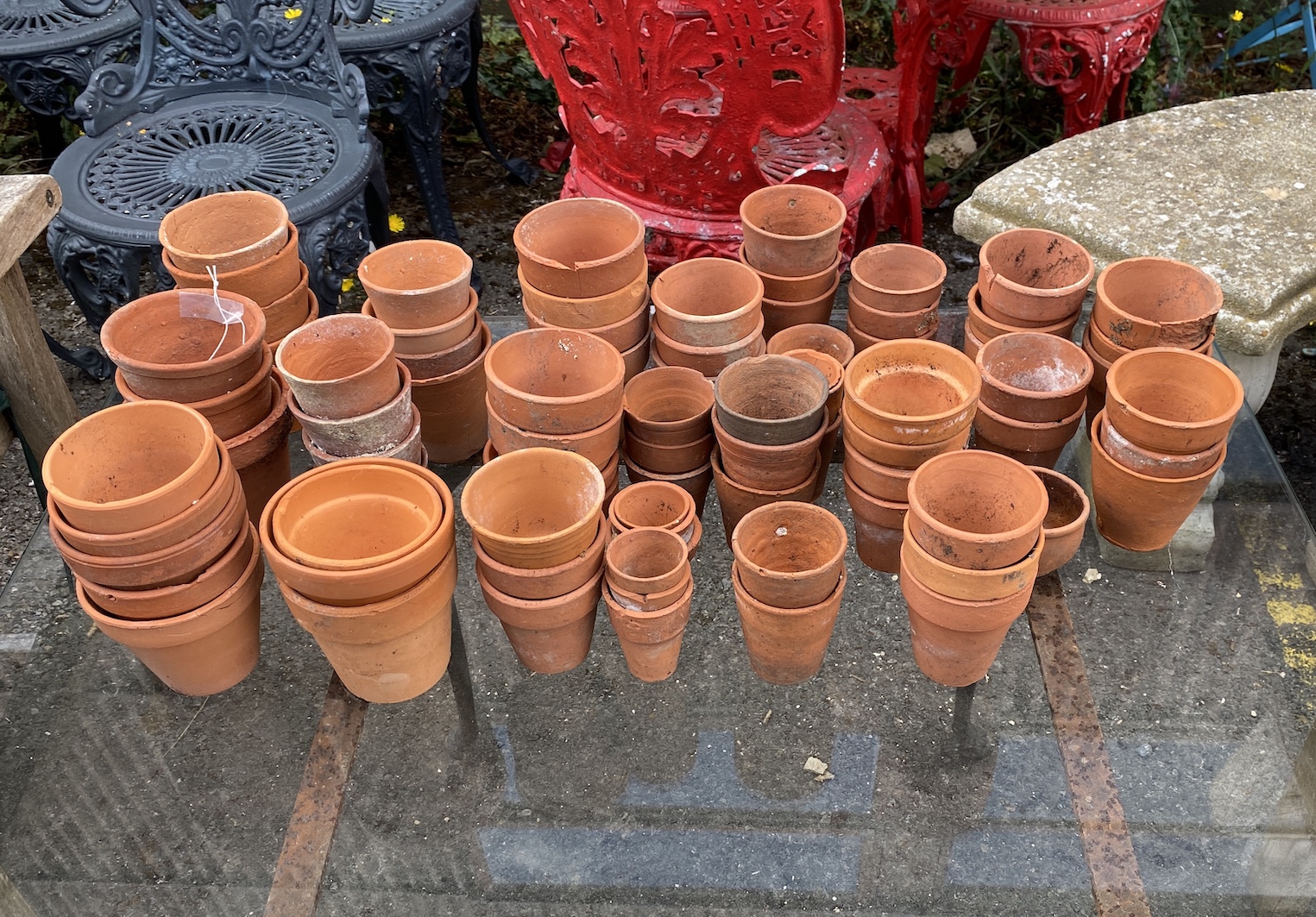 A quantity of assorted small terracotta plant pots